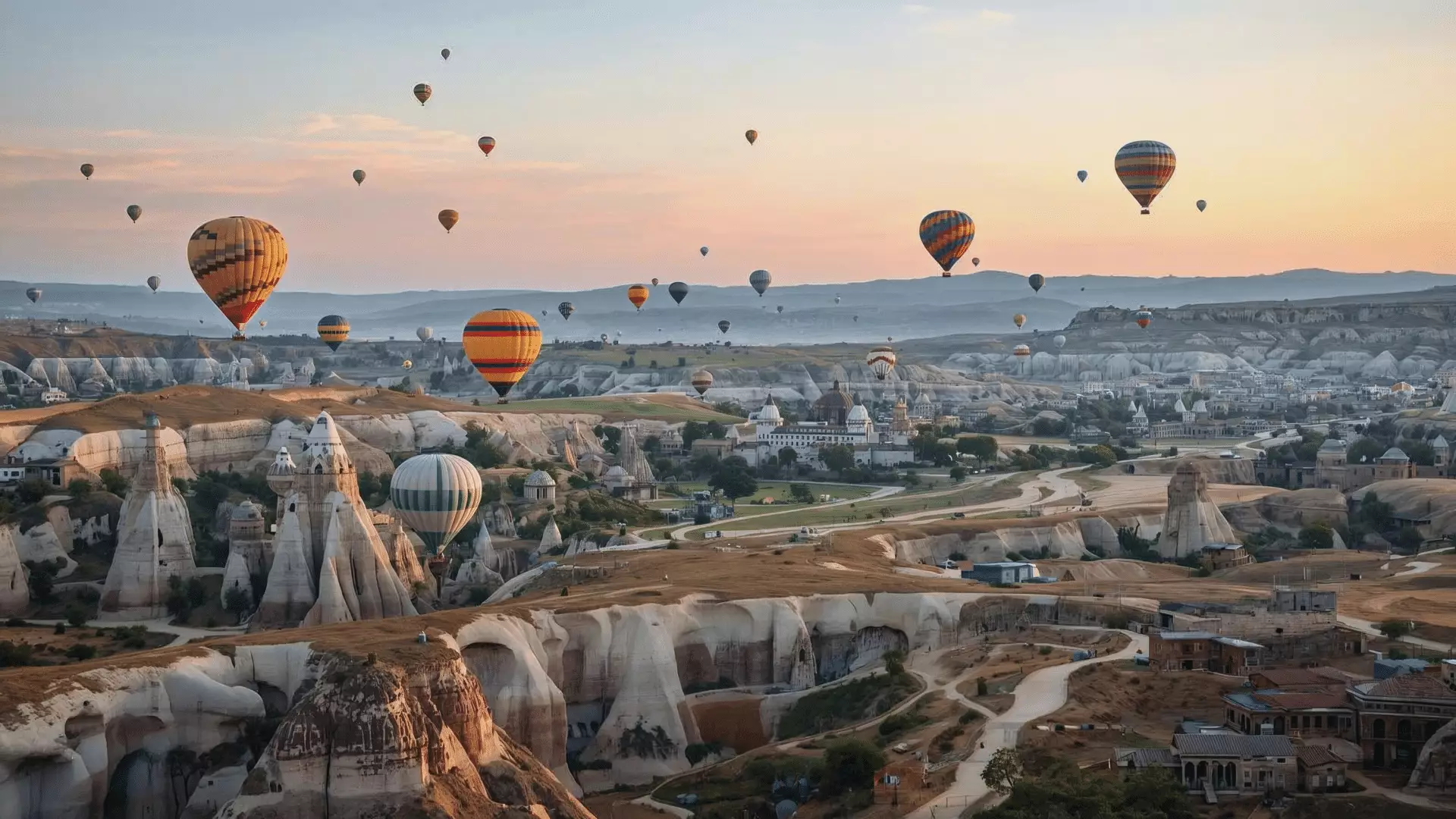Montgolfières au-dessus des paysages de Cappadoce en Turquie