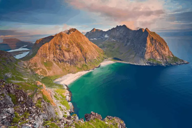 Paysage spectaculaire des îles Lofoten en Norvège entre fjords, montagnes abruptes et plages sauvages lors d’un circuit au Cap Nord