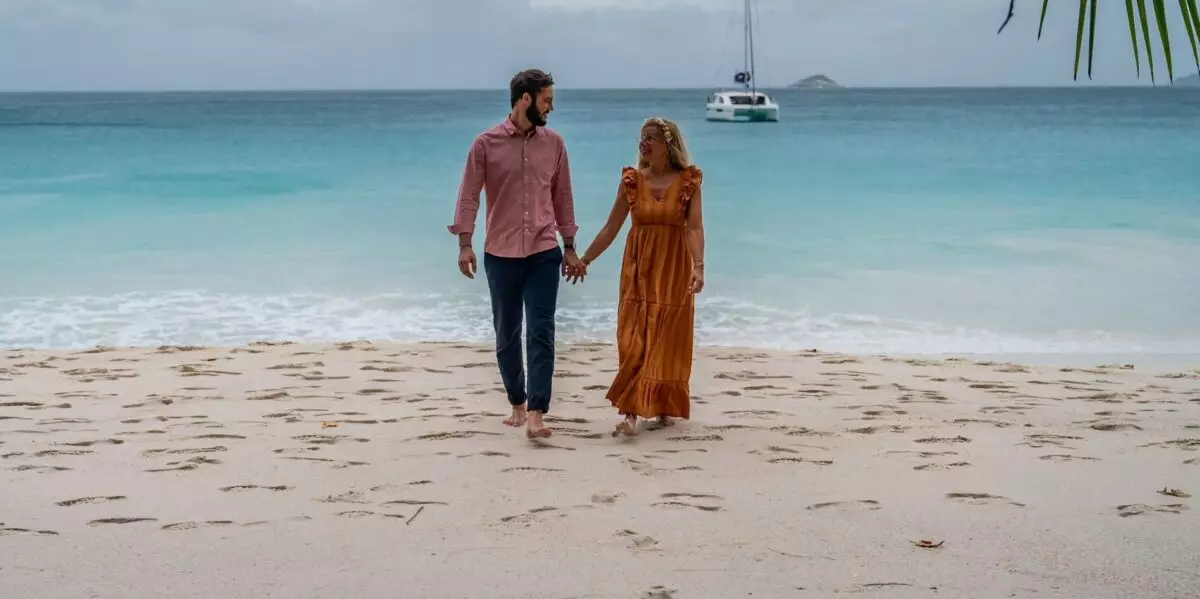 Couple en voyage sur mesure organisé par Atlantide Voyages sur une plage tropicale