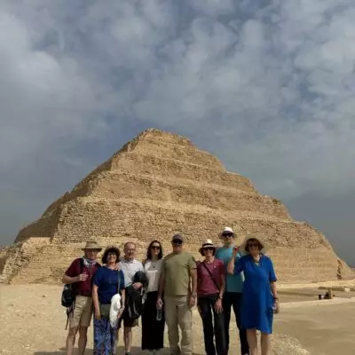 Groupe de voyageurs devant la pyramide de Saqqarah lors d’un circuit culturel en Égypte.