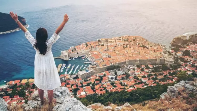 Vue panoramique sur la vieille ville de Dubrovnik et ses remparts sur la mer Adriatique depuis les hauteurs