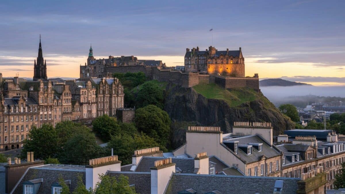 Château d’Édimbourg perché sur une colline dominant la vieille ville et ses bâtiments historiques