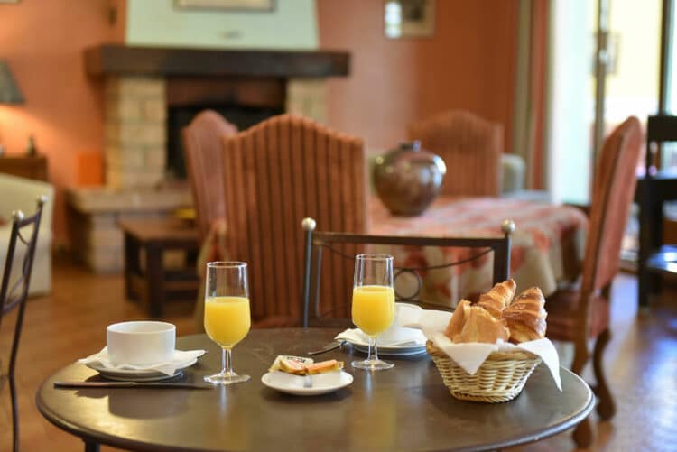 Petit-déjeuner avec croissants et jus d'orange dans un cadre chaleureux