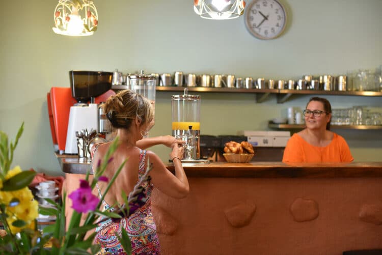 Client se servant du jus d'orange au buffet du petit-déjeuner