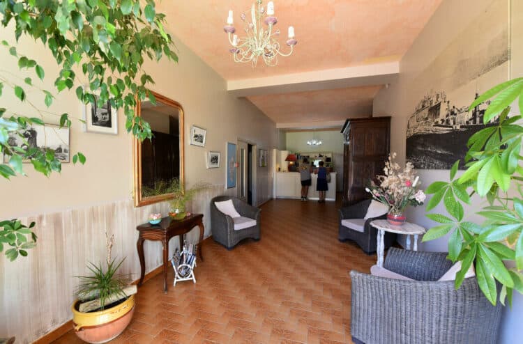 Réception de l'hôtel avec une décoration chaleureuse en Corse
