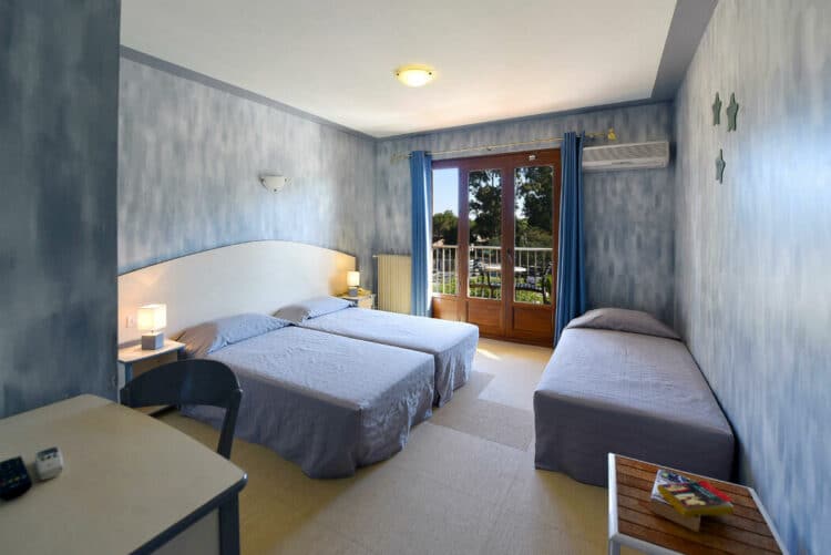 Chambre triple lumineuse avec vue sur la nature corse