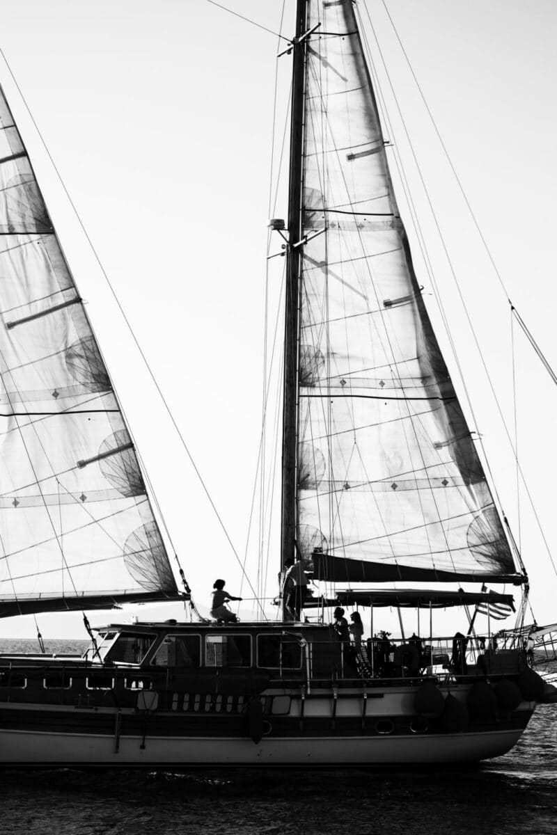 Voilier avec voiles déployées photographié en noir et blanc