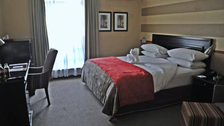 Chambre double confortable dans un hôtel d'Afrique australe.