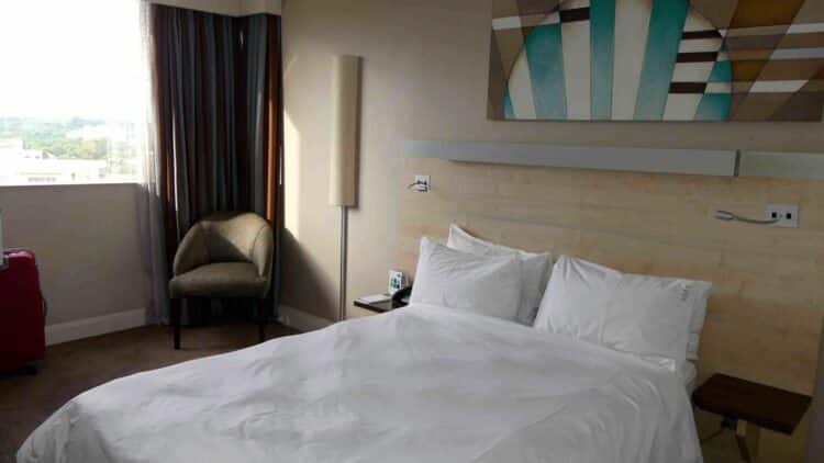 Chambre moderne et lumineuse dans un hôtel à Johannesburg.