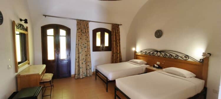 Chambre à lits jumeaux dans un hébergement écologique en Mer Rouge lors d’un séjour avec les dauphins