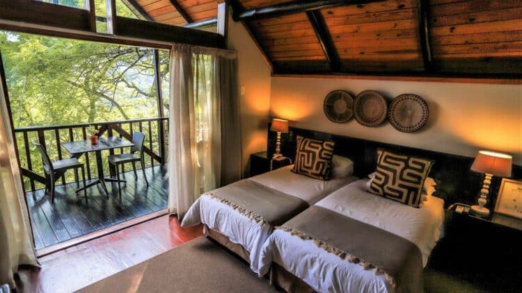 Chambre avec terrasse donnant sur la nature dans un lodge d'Afrique du Sud.