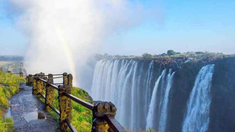 Les chutes Victoria entourées d'un arc-en-ciel en Afrique australe.