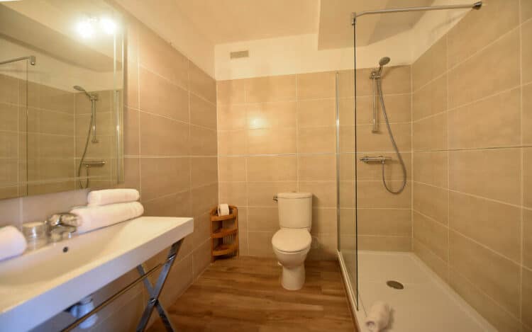 Salle de bain moderne équipée d'une douche à l'italienne