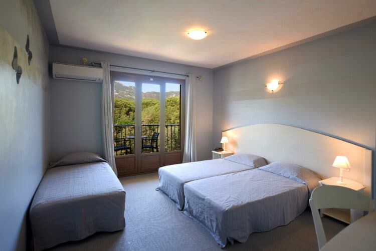 Chambre lumineuse avec vue sur les montagnes en Haute Corse