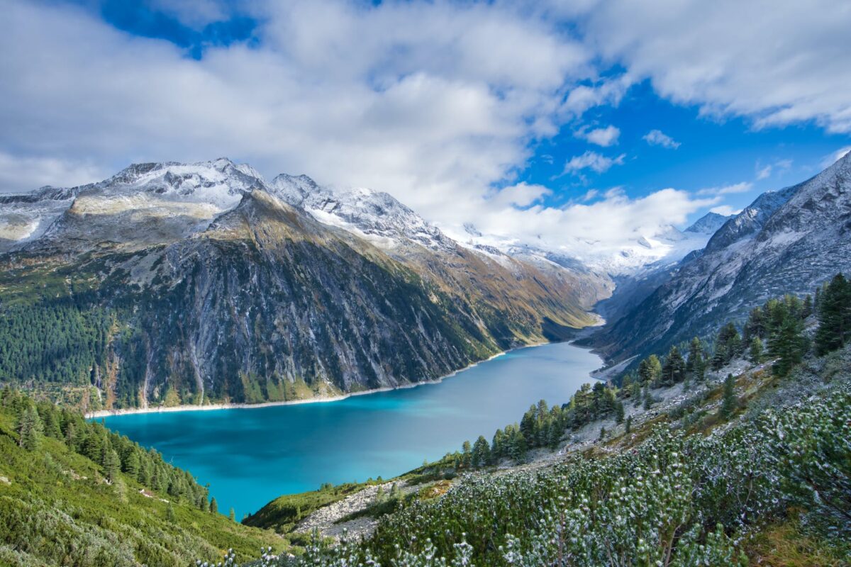 Paysage alpin du Tyrol avec lac turquoise et montagnes enneigées