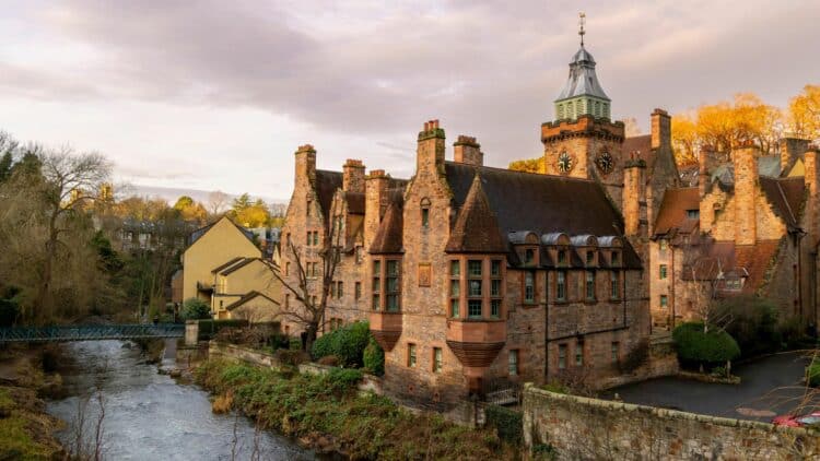 Bâtiment en pierre typique à Édimbourg situé au bord d’une rivière dans un cadre verdoyant