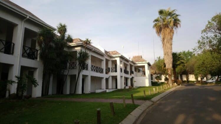 Extérieur d'un hôtel entouré de jardins à Victoria Falls au Zimbabwe.