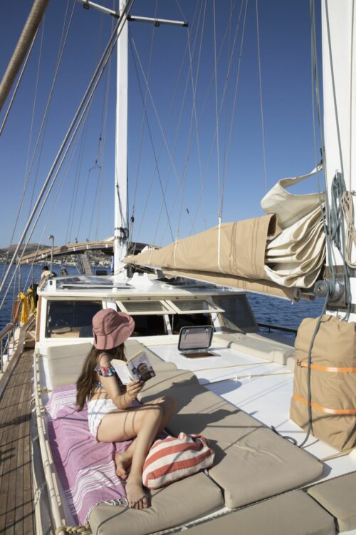 escapade en yacht sur mer azurée