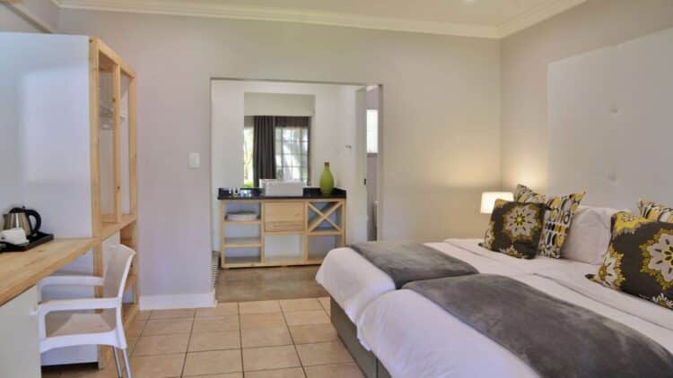 Chambre d'un lodge niché dans un environnement naturel près du parc Kruger.