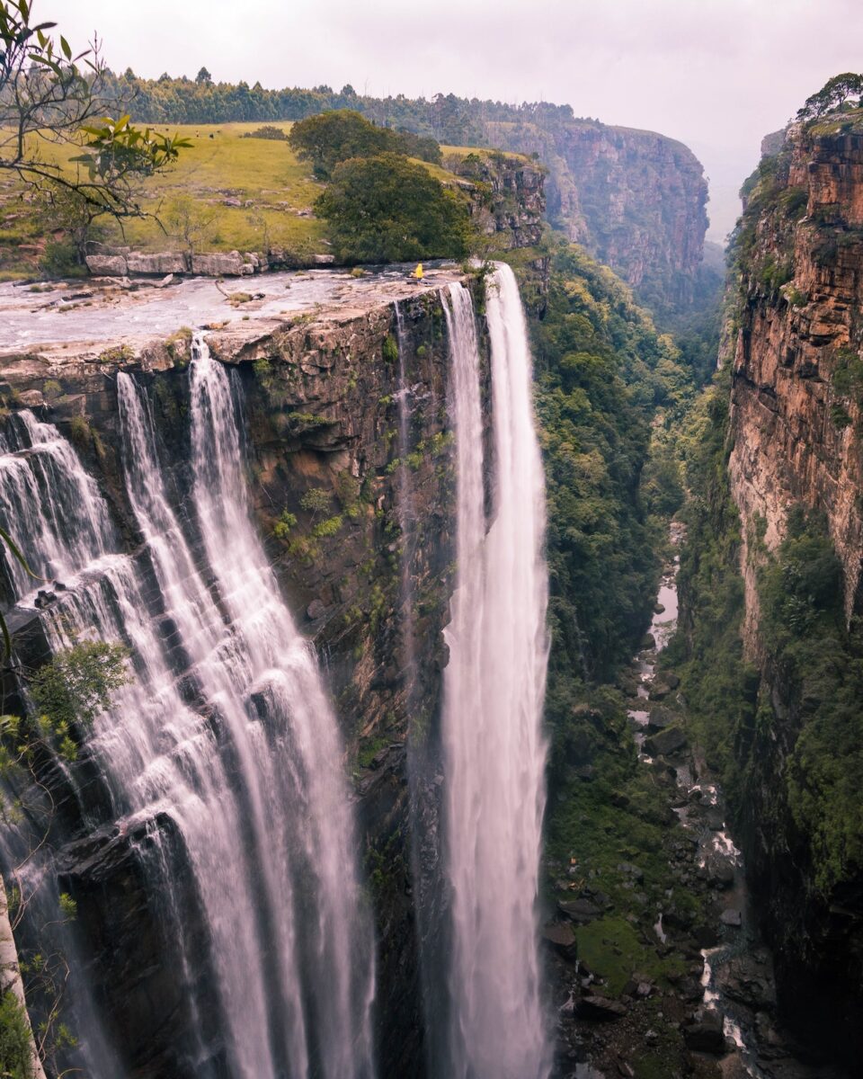 Chutes d'eau spectaculaires en Afrique du Sud dans un canyon verdoyant
