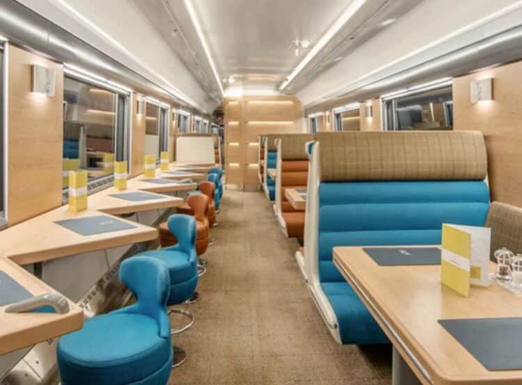 Intérieur du wagon restaurant du Caledonian Sleeper avec sièges confortables et tables aménagées