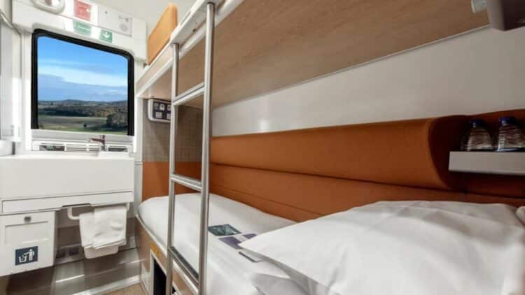 Cabine avec couchettes superposées dans un train de nuit écossais avec vue extérieure