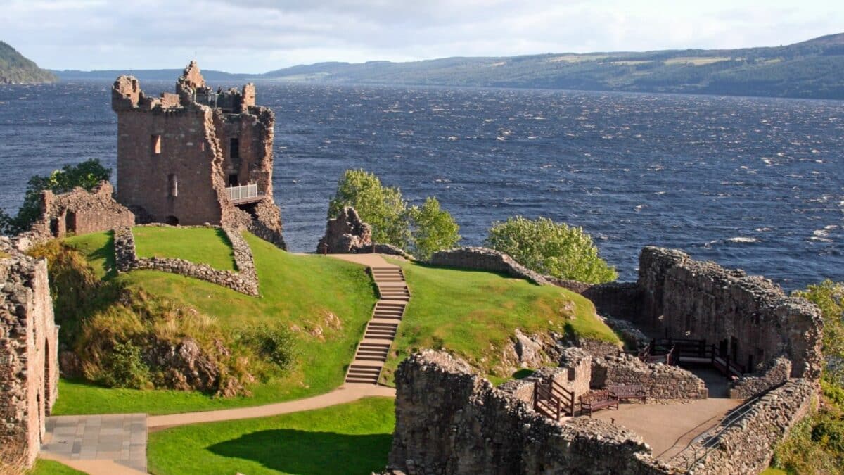 Ruines du château d’Urquhart sur les rives du Loch Ness avec vue sur l’eau et les collines