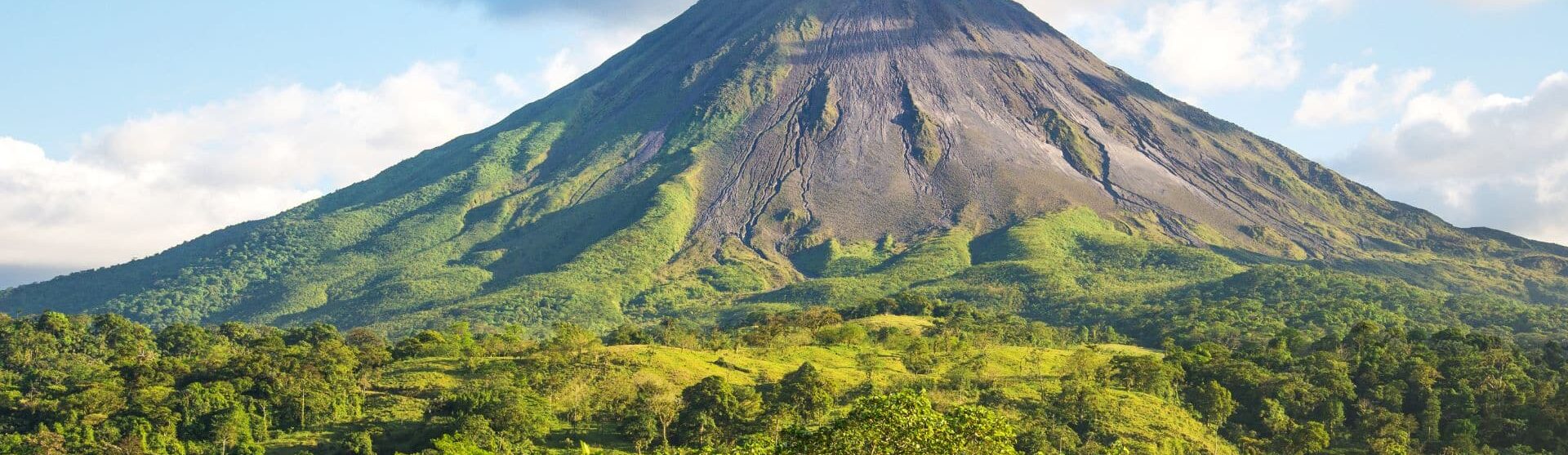 Volcan Arenal dominant une végétation tropicale verdoyante au Costa Rica.