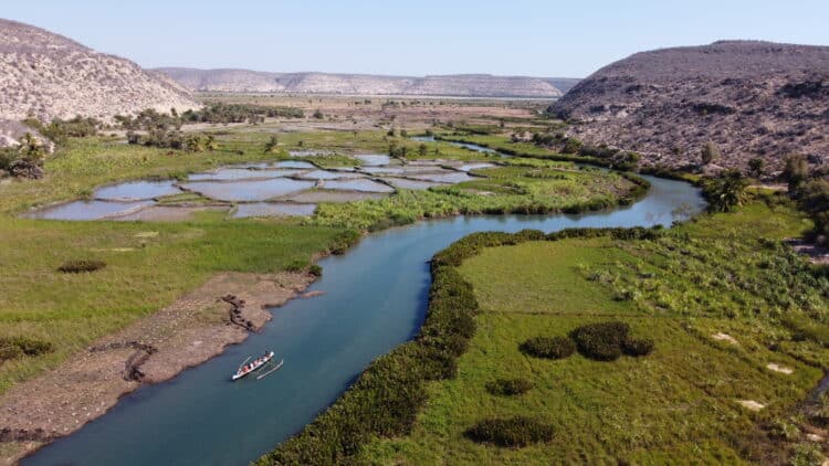 Vue aérienne de paysages naturels et d’une rivière sinueuse à Madagascar.