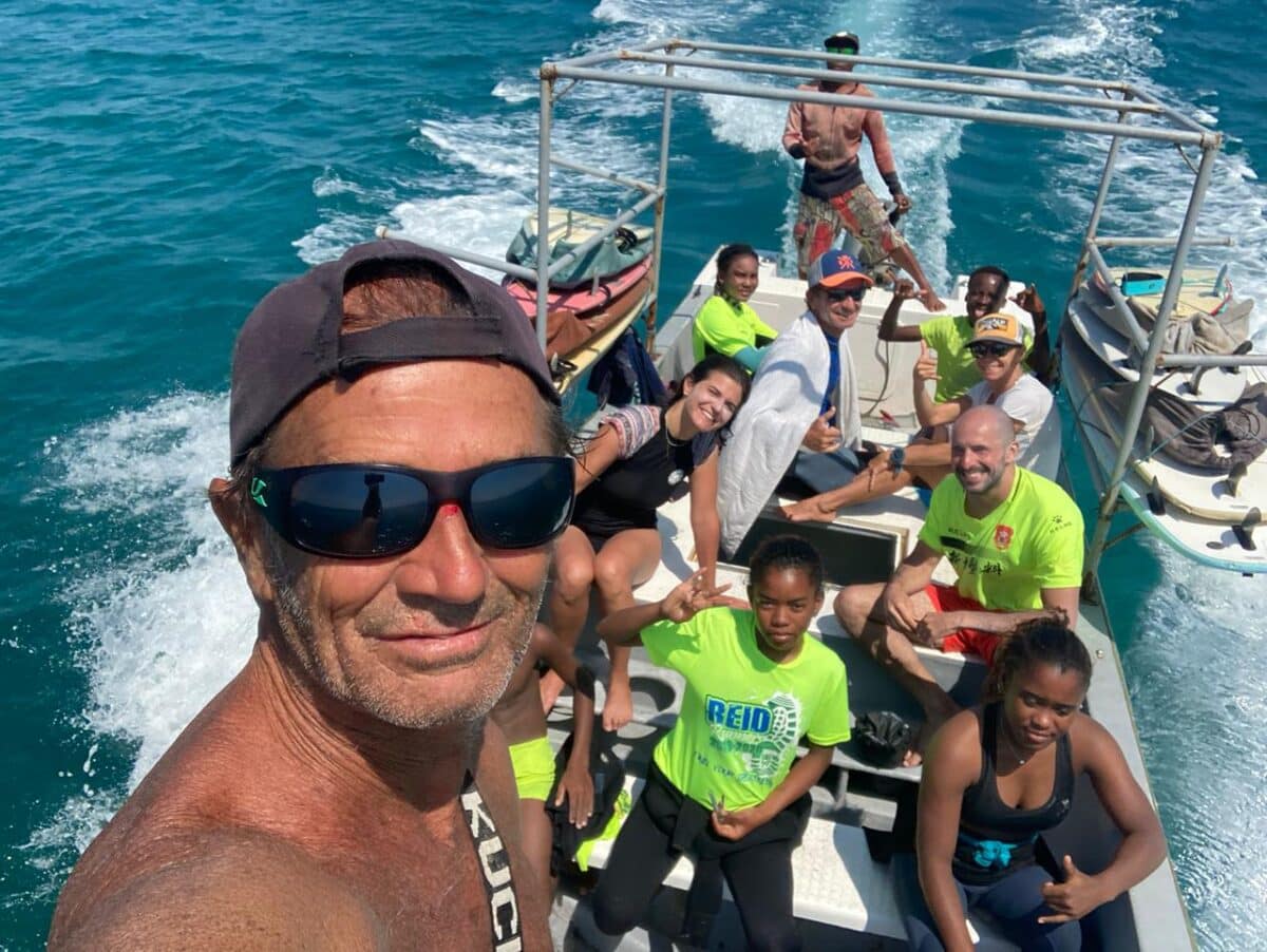 Surfeur exécutant une technique avancée à Madagascar.