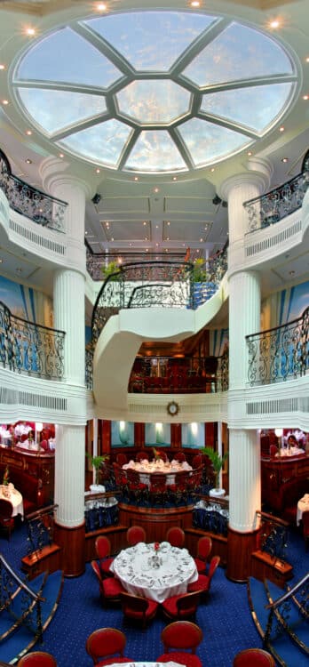 Escalier élégant dans un restaurant de croisière luxueux, décoration raffinée et ambiance haut de gamme à bord d’un navire.