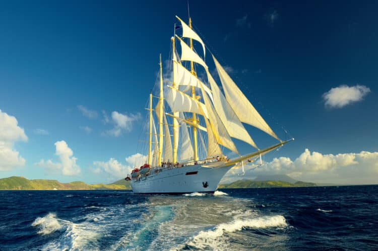 Voilier de croisière en pleine mer, voile gonflée par le vent, idéal pour une croisière authentique à la voile.