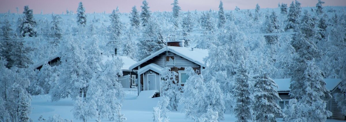 Maisons traditionnelles couvertes de neige en Laponie
