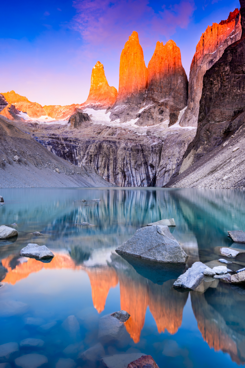 Les trois tours de granit illuminées par le soleil dans le parc national Torres del Paine, Chili.