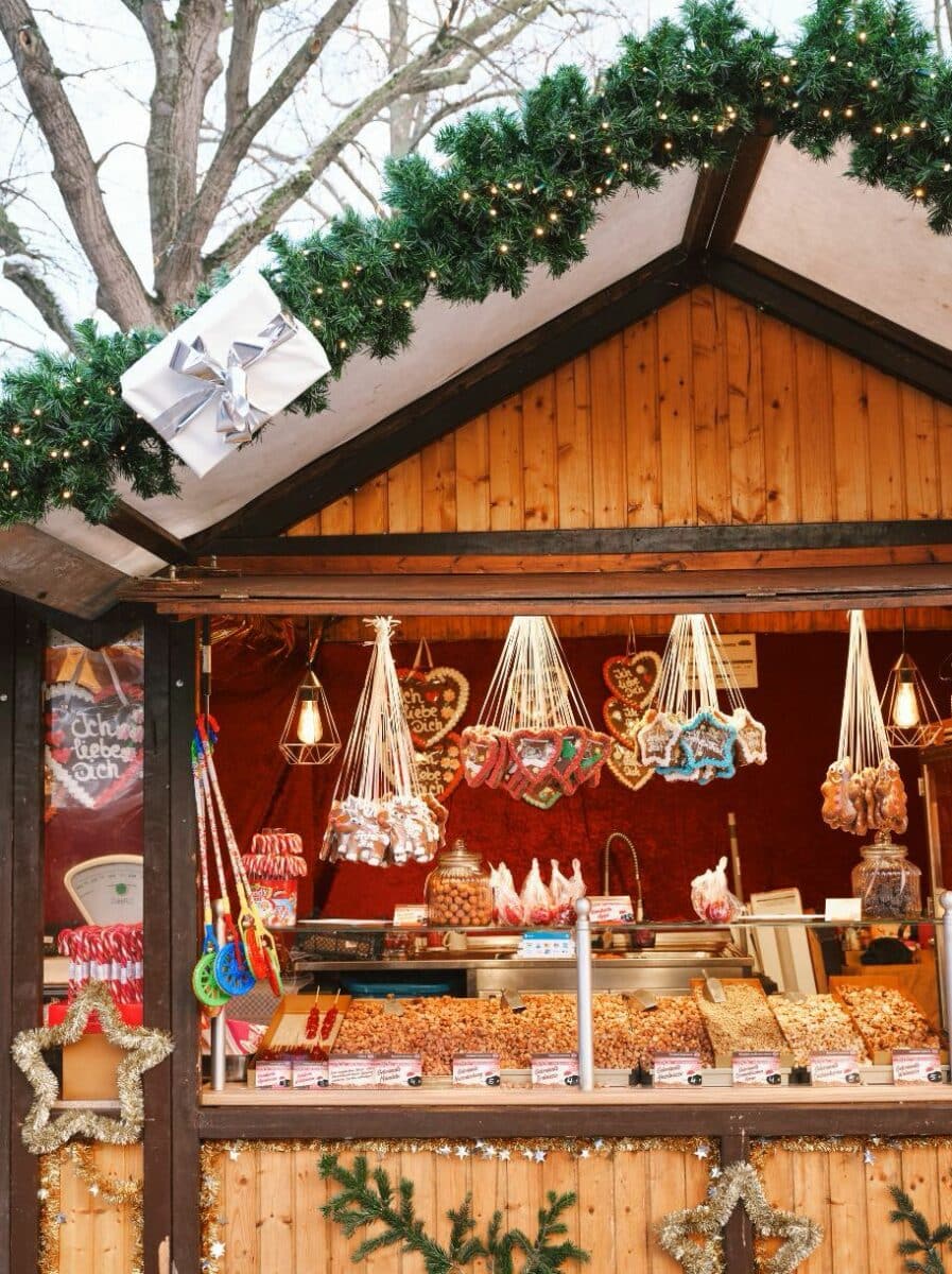 Chalet de gourmandises au marché de Noël