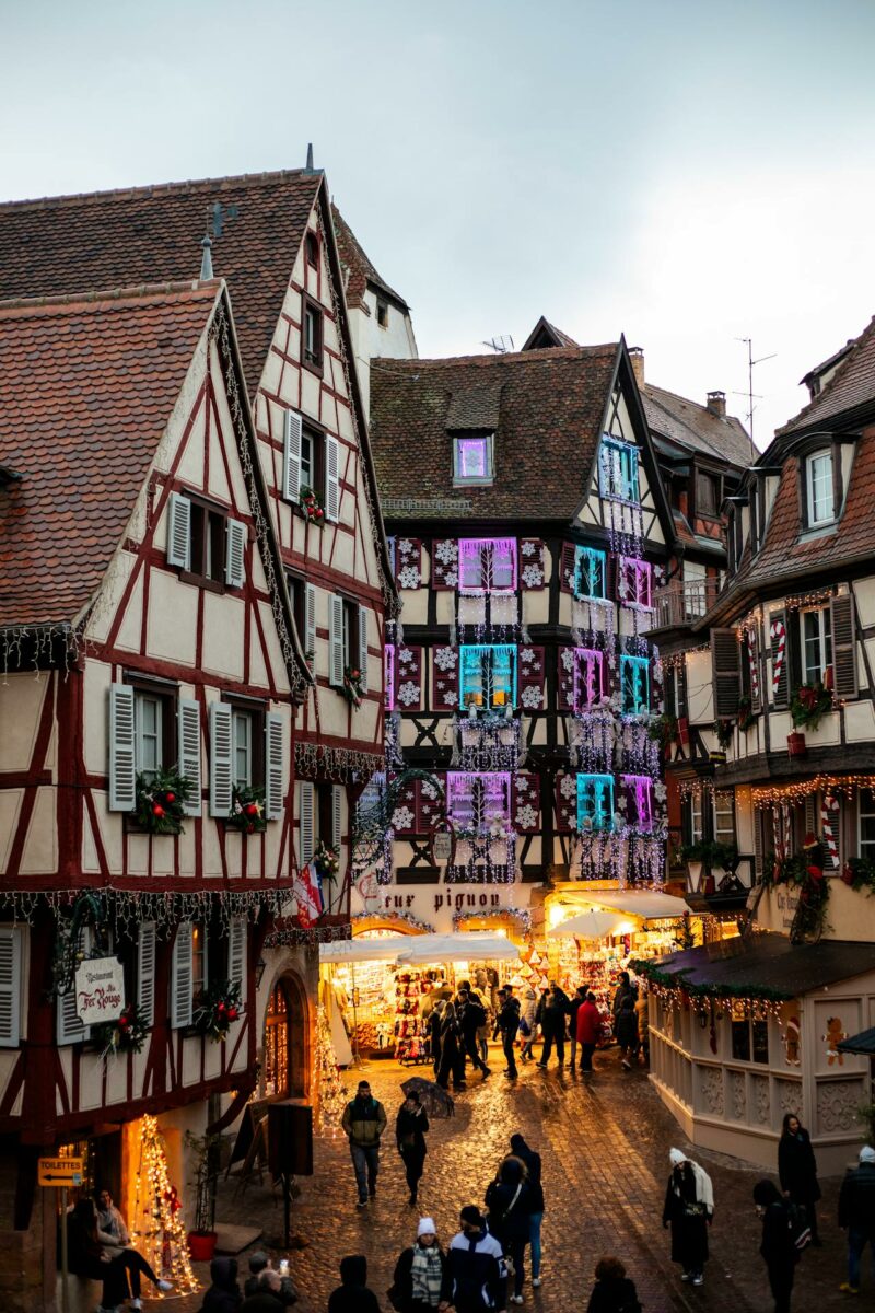 Maisons alsaciennes décorées pour les fêtes avec lumières de Noël.