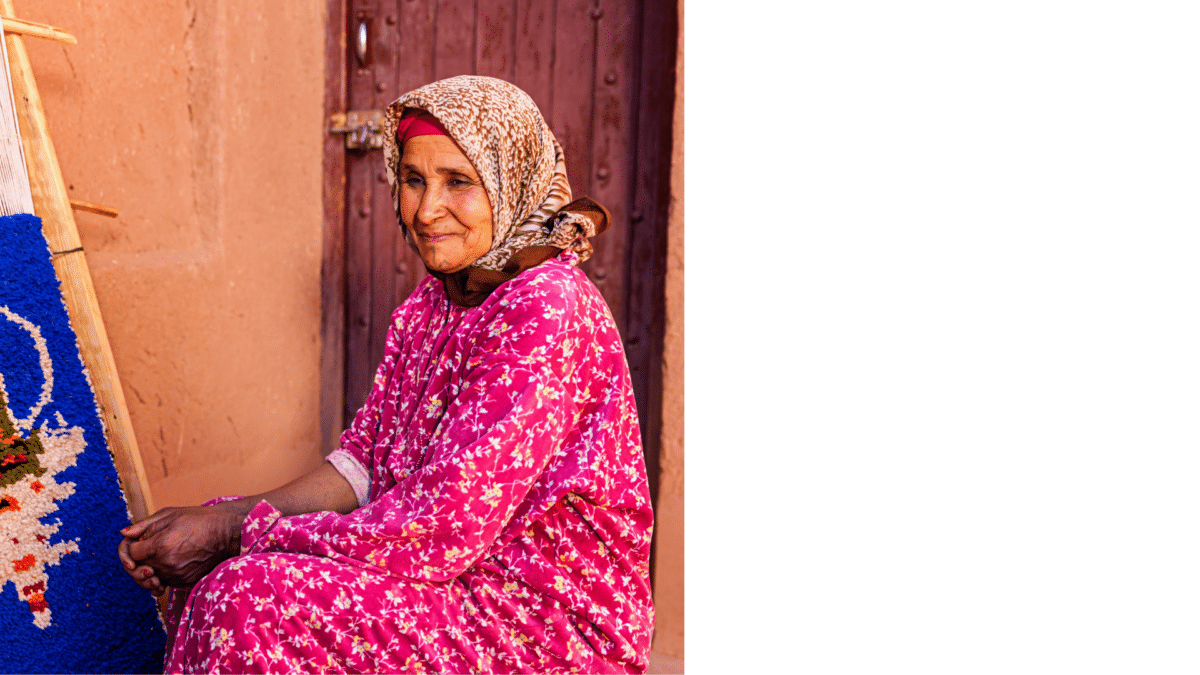 Portrait d’une femme berbère en robe traditionnelle rose.