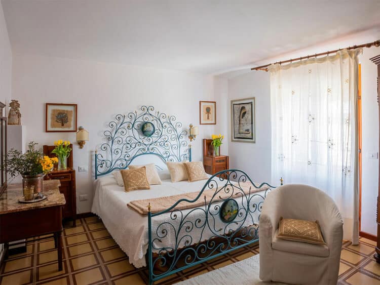 Chambre double décorée de fer forgé à l’hôtel Su Barchile.