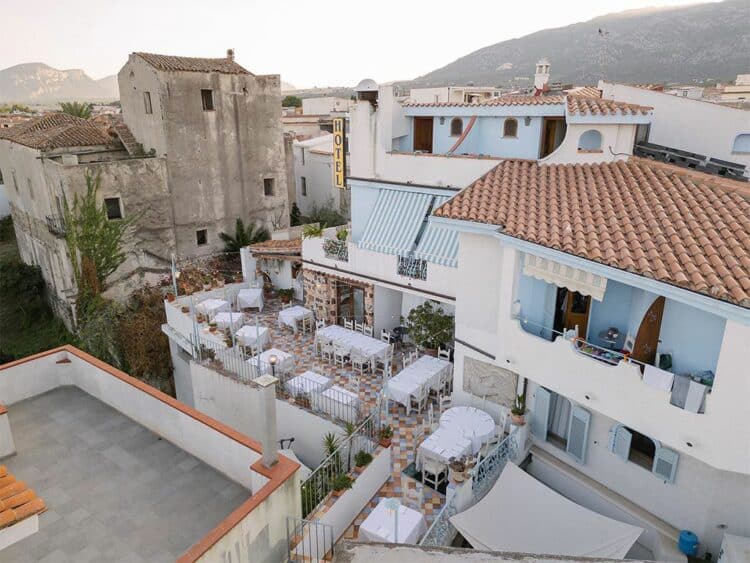 Terrasse extérieure d’un restaurant en Sardaigne.