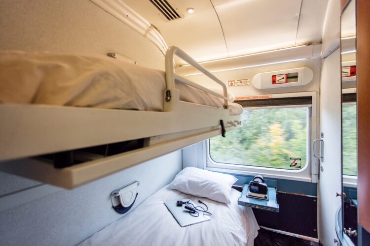 Cabine Sleeper Double à bord du train Le Canadien avec couchettes pour un voyage de nuit confortable au Canada