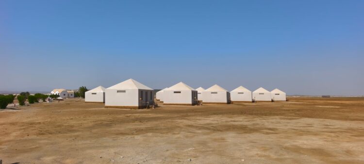 Vue d’ensemble du camp d’éco-lodges en Mer Rouge accueillant le séjour Qi Gong et dauphins