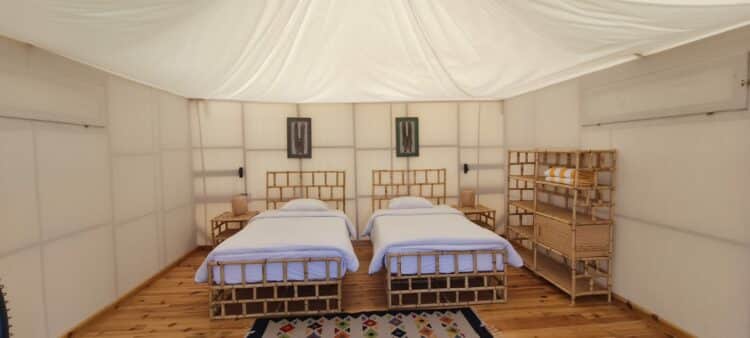 Hébergement lodge du séjour Qi Gong et dauphins en Mer Rouge avec lits jumeaux et ambiance naturelle