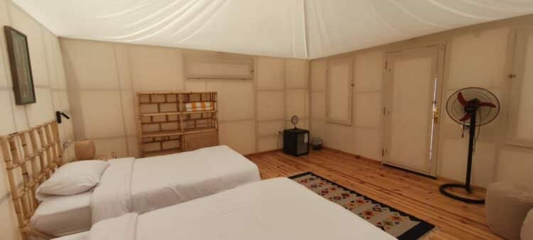 Rangements et équipements du lodge lors du séjour Qi Gong et dauphins en Mer Rouge