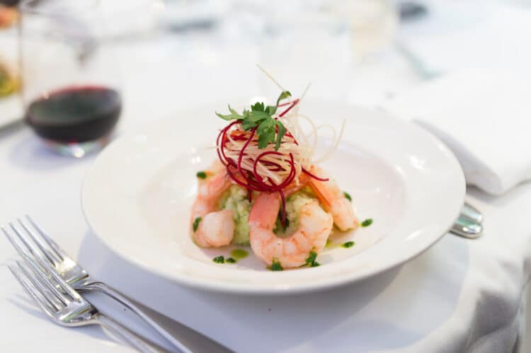 Dîner gastronomique à bord du train lors de la traversée du Canada de Québec à Vancouver.