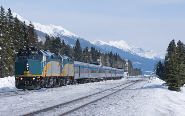 Train traversant les Rocheuses canadiennes lors d’un voyage panoramique