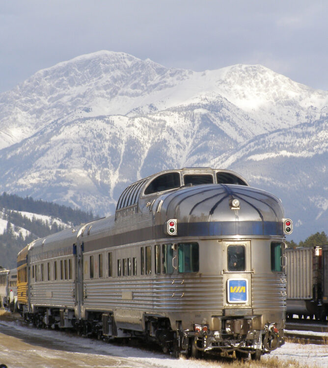 Train Le Canadien traversant les Rocheuses canadiennes en hiver