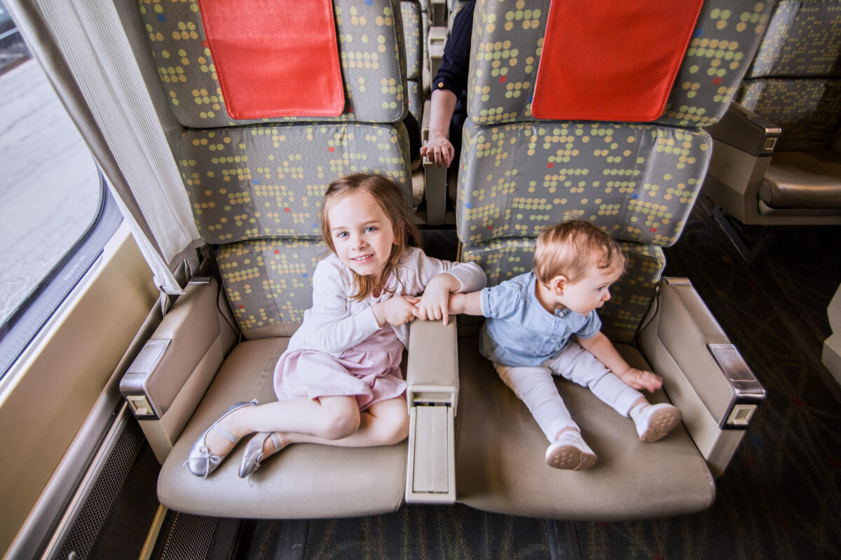 Enfants voyageant confortablement à bord du train Le Canadien lors d’un grand voyage ferroviaire au Canada