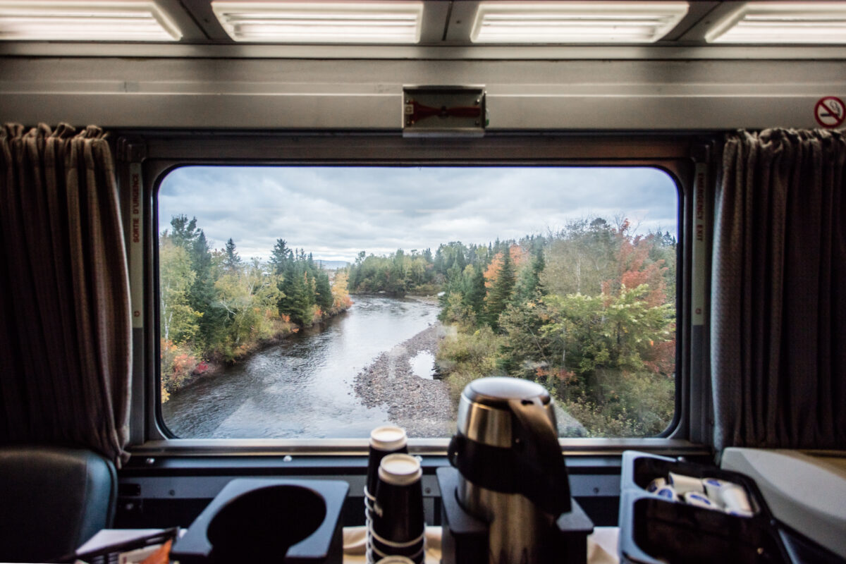 Vue sur une rivière et les forêts canadiennes depuis le train Le Canadien