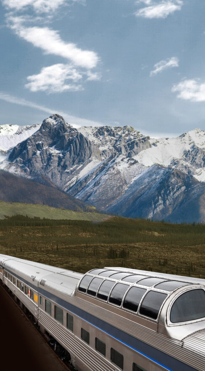 Wagon panoramique du train Le Canadien avec larges baies vitrées