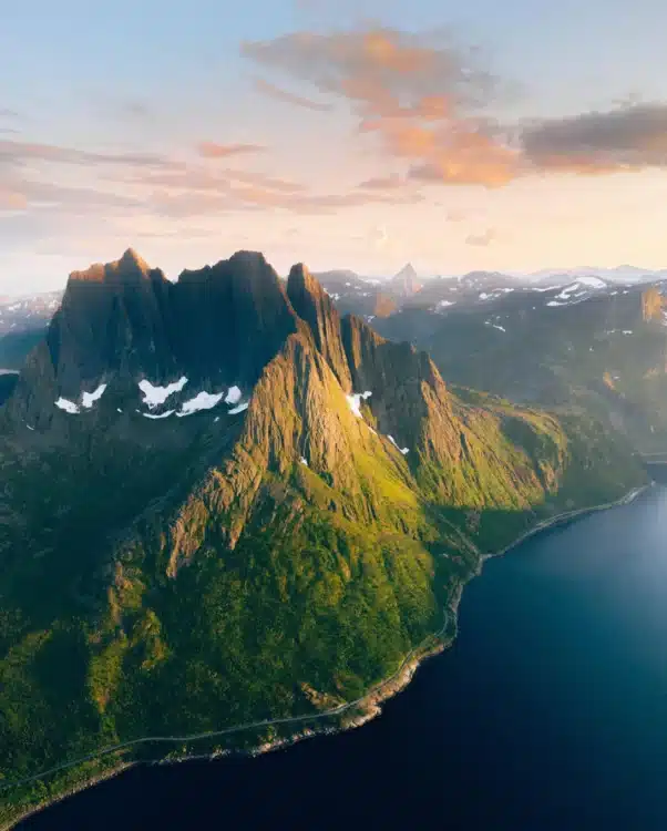 Vue aérienne des fjords norvégiens illuminés par le soleil de minuit.